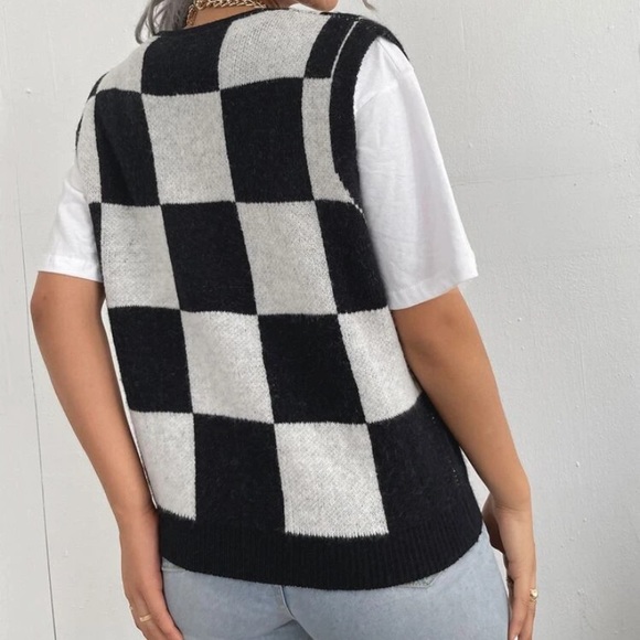 Checkered v neck Sweater vest - Picture 3 of 3